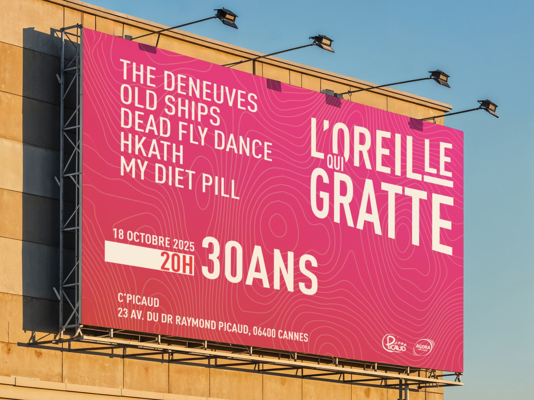 Panneau Decaux 12×17,5 — L'Oreille qui gratte en situation